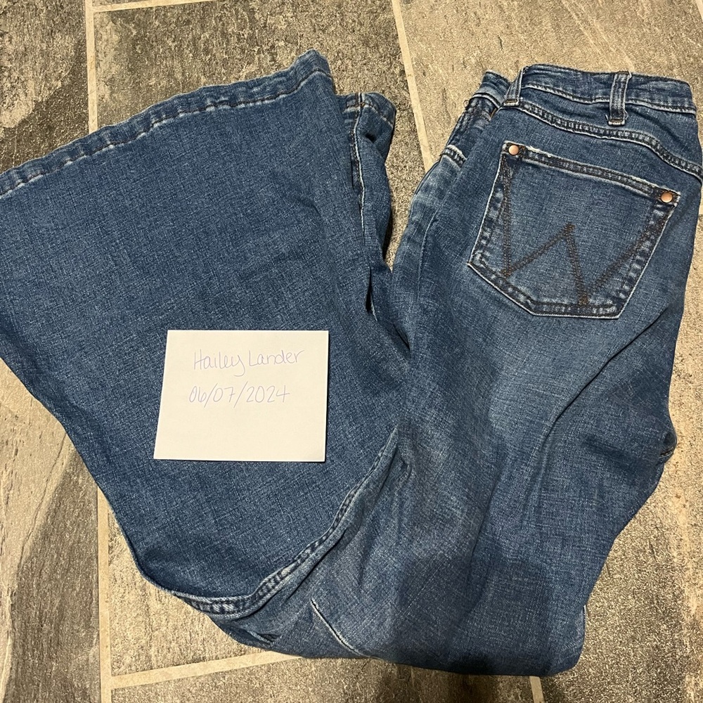Woman’s Wrangler Retro High Rise Trumpet Flare Jean 28x32